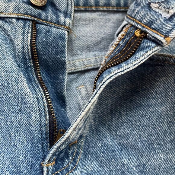 Levi’s blue denim shorts, front pockets, zipper closure, hem fringes, 25 - Picture 6 of 7